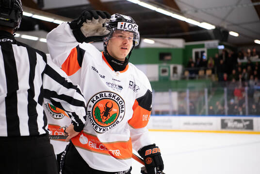 Karlskrona HKs Lukas Sjöblom jublar sitt 0-3 mål