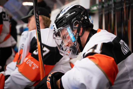 Karlskrona HKs Joel Ratkovic-Berndtsson har ont