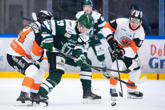 Tingsryds AIFs Valdemar Vesterlund mellan Karlskrona HKs