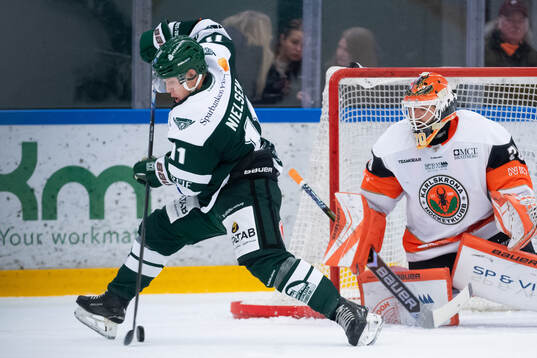 Tingsryds AIFs Isac Nielsen och Karlskrona HKs målvakt