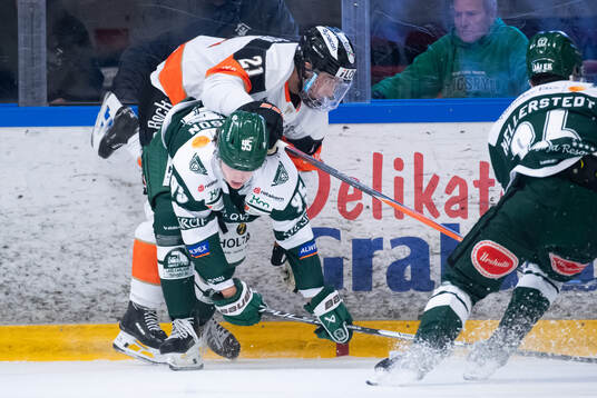 Karlskrona HKs Joel Ratkovic-Berndtsson och Tingsryds AIFs