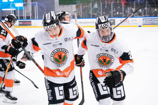 Karlskrona HKs Joel Ratkovic-Berndtsson, till höger,