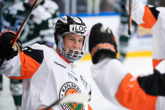 Karlskrona HKs Joel Ratkovic-Berndtsson jublar sitt 1-4 mål