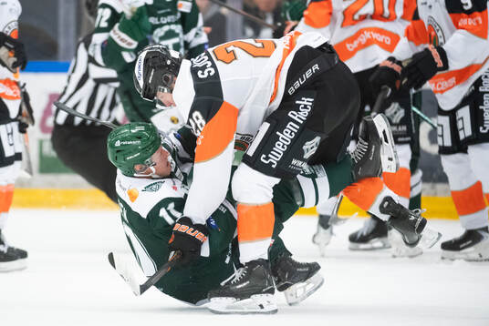 Tingsryds AIFs Isac Nielsen och Karlskrona HKs Elias