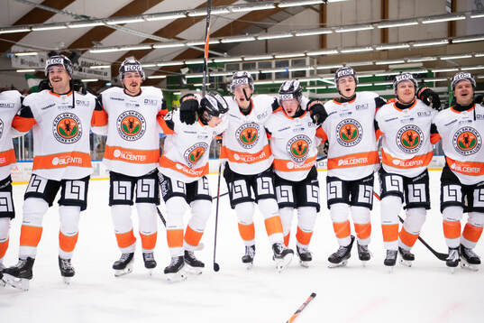 Karlskronas spelare jublar