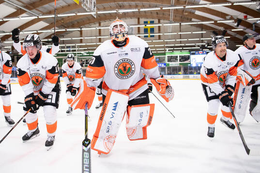 Karlskrona HKs målvakt Hampus Hedman jublar
