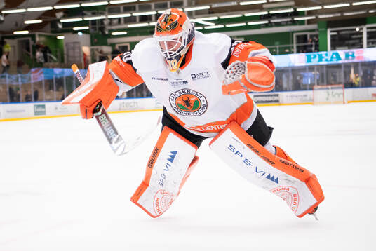 Karlskrona HKs målvakt Hampus Hedman jublar
