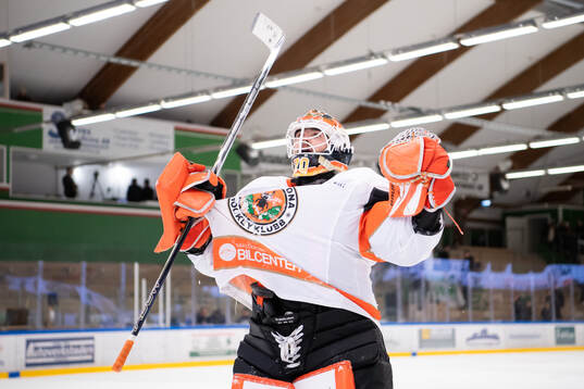 Karlskrona HKs målvakt Hampus Hedman jublar