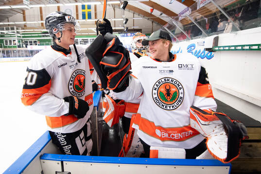 Karlskrona HKs Emil Saramaa Larsson och målvakt Fabian