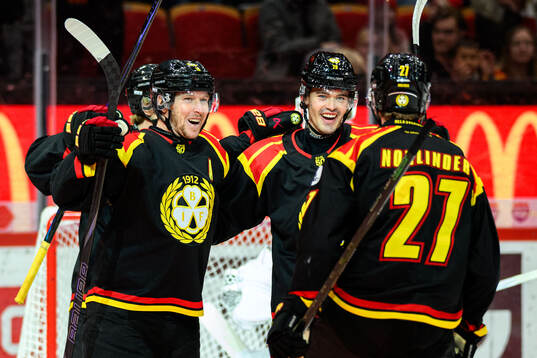 Brynäs Axel Andersson jublar med Nicklas Bäckström