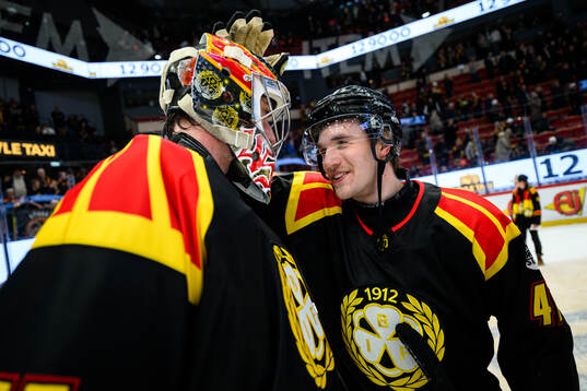 Brynäs målvakt Damian Clara och Lucas Pettersson jublar
