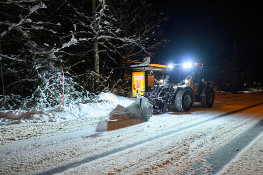 Snöröjning med fordon vid en busskur