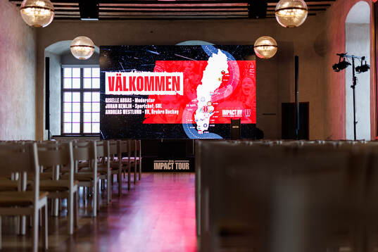 En storbildsskärm som hälsar välkommen