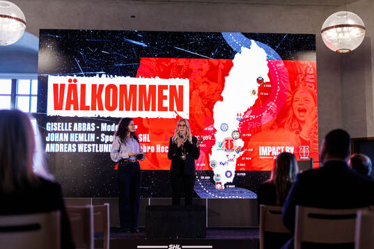 Gissele Abbas, moderator hälsar välkomna