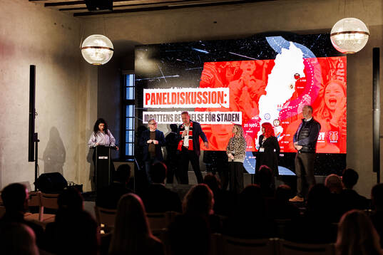 Giselle Abbas, moderator, Magnus Hjelte-Åkerblom,
