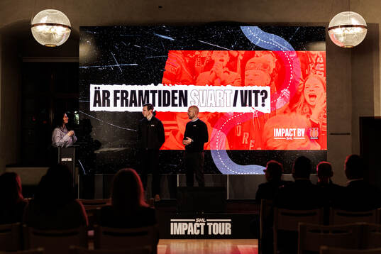Giselle Abbas, moderator, och domarna Marcus Linde och