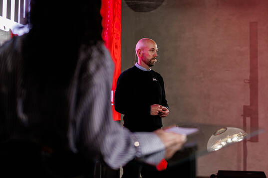 Giselle Abbas, moderator, och Marcus Linde, domare