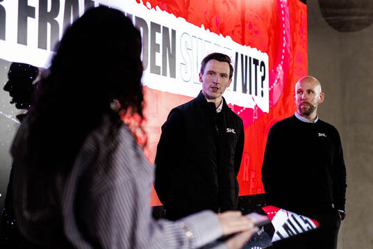 Giselle Abbas, moderator, och domarna Christoffer Holm  och