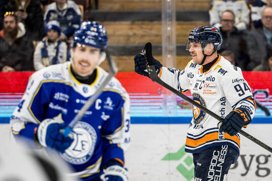 Växjös Joel Persson jublar