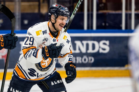 Växjös Sebastian Strandberg jublar