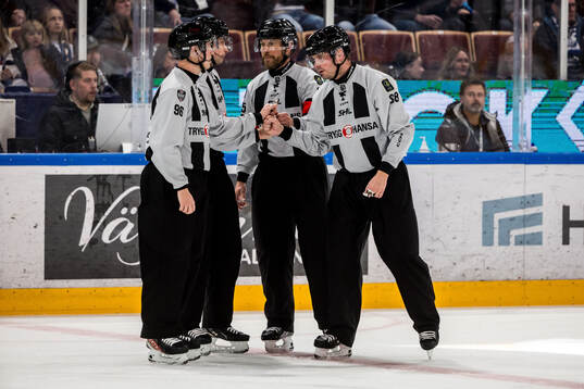 Linjedomare Niclas Westman och Domare Johan Wedin och