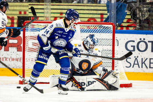 Leksands Oskar Lang och Växjös målvakt Adam Åhman