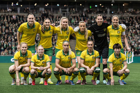 The starting eleven of of Hammarby pose for a team photo