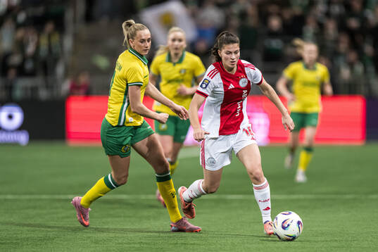 Ellen Wangerheim of Hammarby and Danique Noordman of Ajax
