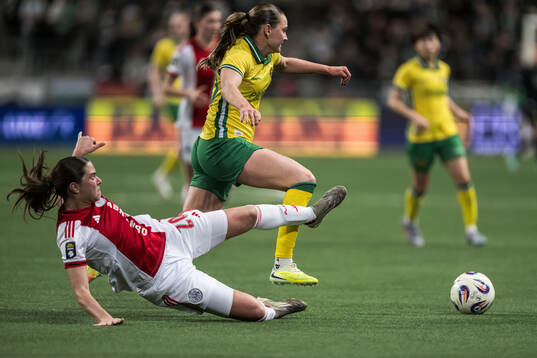 Isa Colin of Ajax and Vilde Hasund of Hammarby