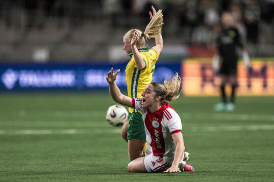 Emilie Joramo of Hammarby and Danique Tolhoek of Ajax