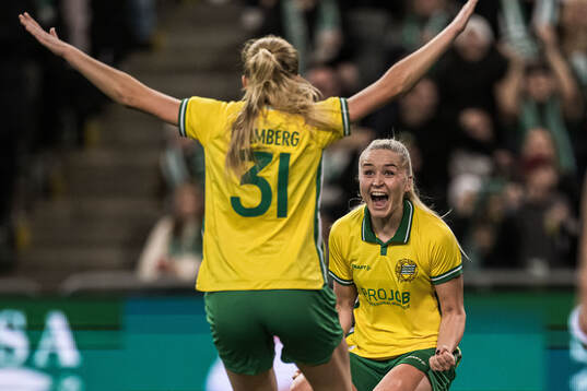 Smilla Holmberg and Anna Jøsendal of Hammarby celebrates