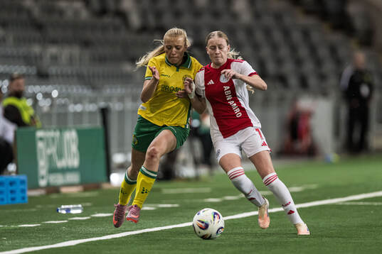 Smilla Holmberg of Hammarby and Ranneke Derks of Ajax