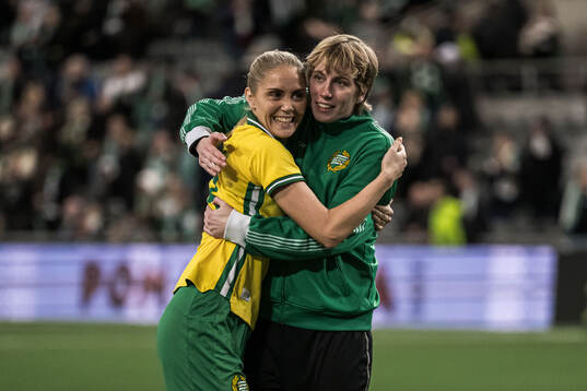 Alice Carlsson and Goalkeeper Moa Edrud of Hammarby