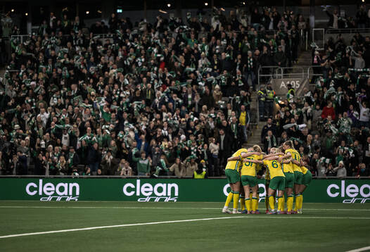 Smilla Holmberg of Hammarby celebrates with team mates