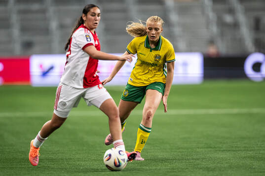 Daliyah de Klonia of Ajax and Smilla Holmberg of Hammarby