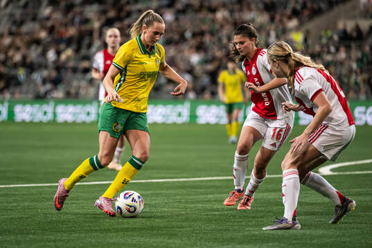 Ellen Wangerheim of Hammarby and Danique Noordman of Ajax