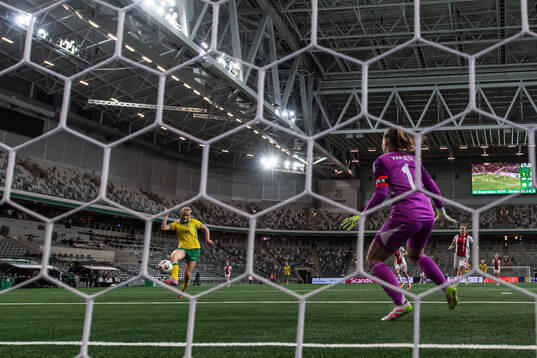Smilla Holmberg of Hammarby scores 2-1 behind goalkeeper