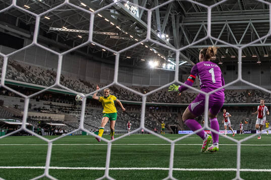Smilla Holmberg of Hammarby scores 2-1 behind goalkeeper