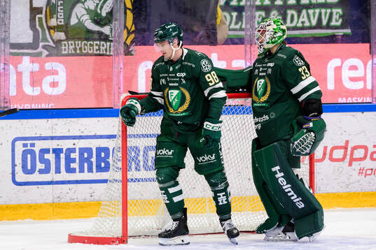 Färjestads Marian Studenic och målvakt Emil Larmi deppar