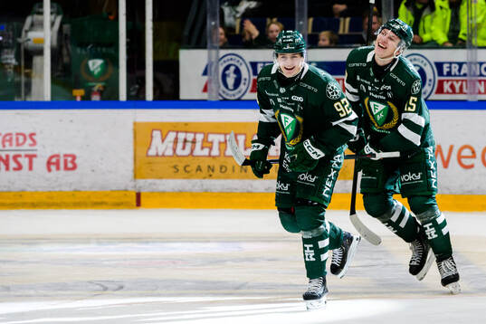 Färjestads Lucas Forsell och Jack Berglund jublar