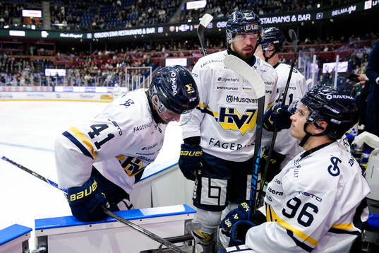 HV71s Riley Woods, Lukas Rousek och Nikola Pasic deppar