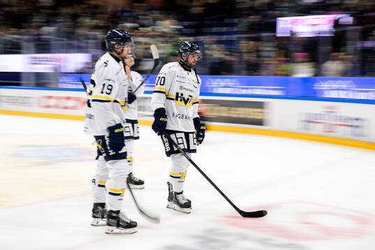 HV71s Niklas Hansson och Lukas Rousek deppar
