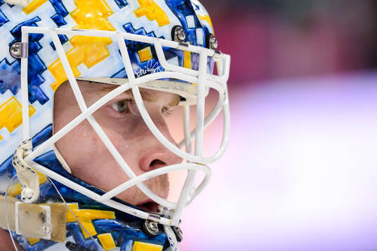 HV71s målvakt Lassi Lehtinen deppar