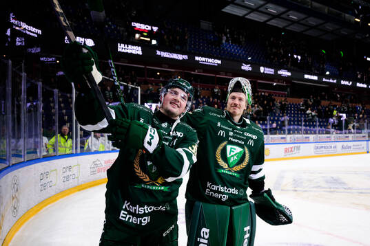 Färjestads Luke Philp och målvakt Emil Larmi jublar
