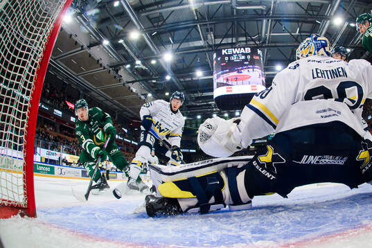 Färjestads Ronald Knot skjuter 1-0 bakom HV71s målvakt