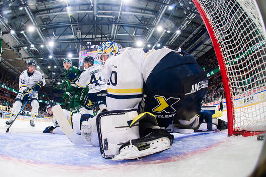 Färjestads Jack Berglund skjuter 2-0 bakom HV71s målvakt