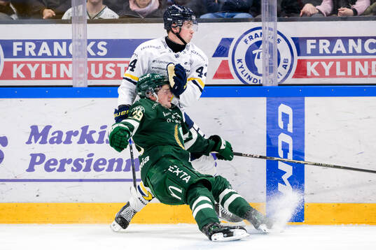 HV71s Hugo Fransson och Färjestads Luke Philp