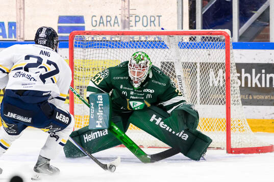 HV71s Jonathan Ang och Färjestads målvakt Emil Larmi