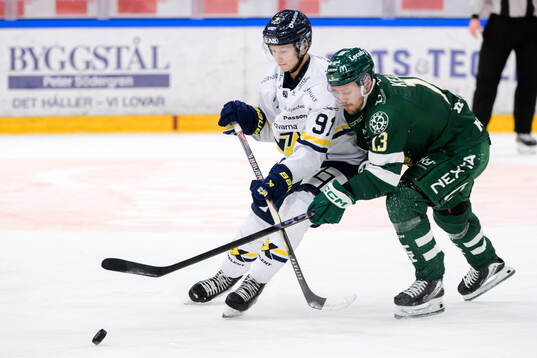 HV71s Aleksi Heponiemi och Färjestads Joel Kellman