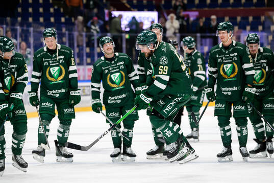 Färjestads Linus Johansson jublar med lagkamrater